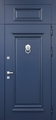Металлическая термодверь с глухой верхней вставкой, кнокером и синими панелями МДФ с багетом
